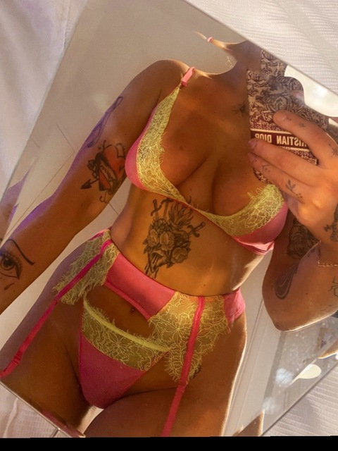 h.o.l.l.i.e.g onlyfans leaked picture 2