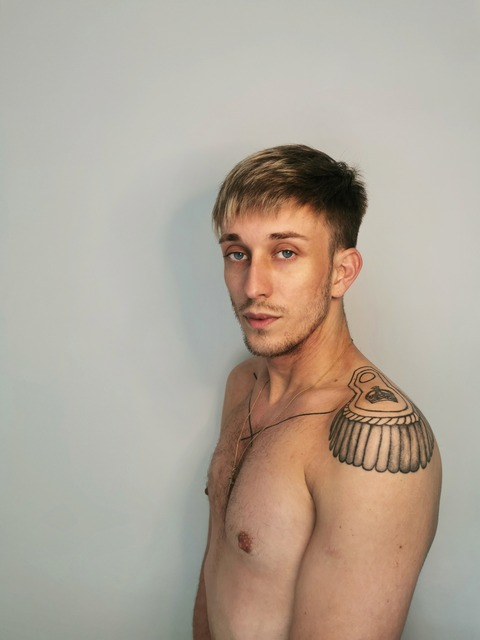 hungblondeboy onlyfans leaked picture 2