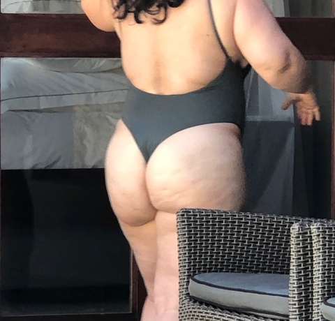 mrs_short_n_thick onlyfans leaked picture 2