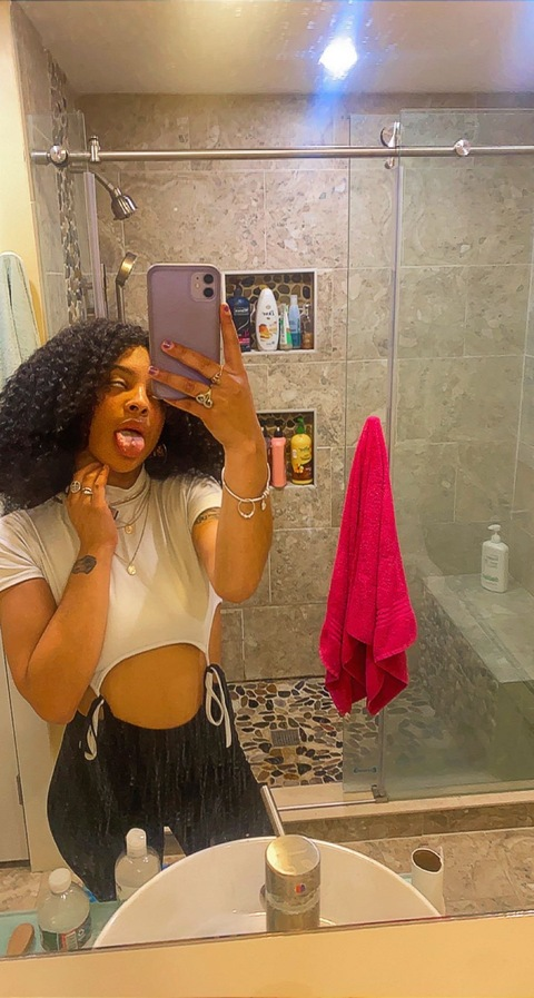 shakinmyassallday onlyfans leaked picture 2